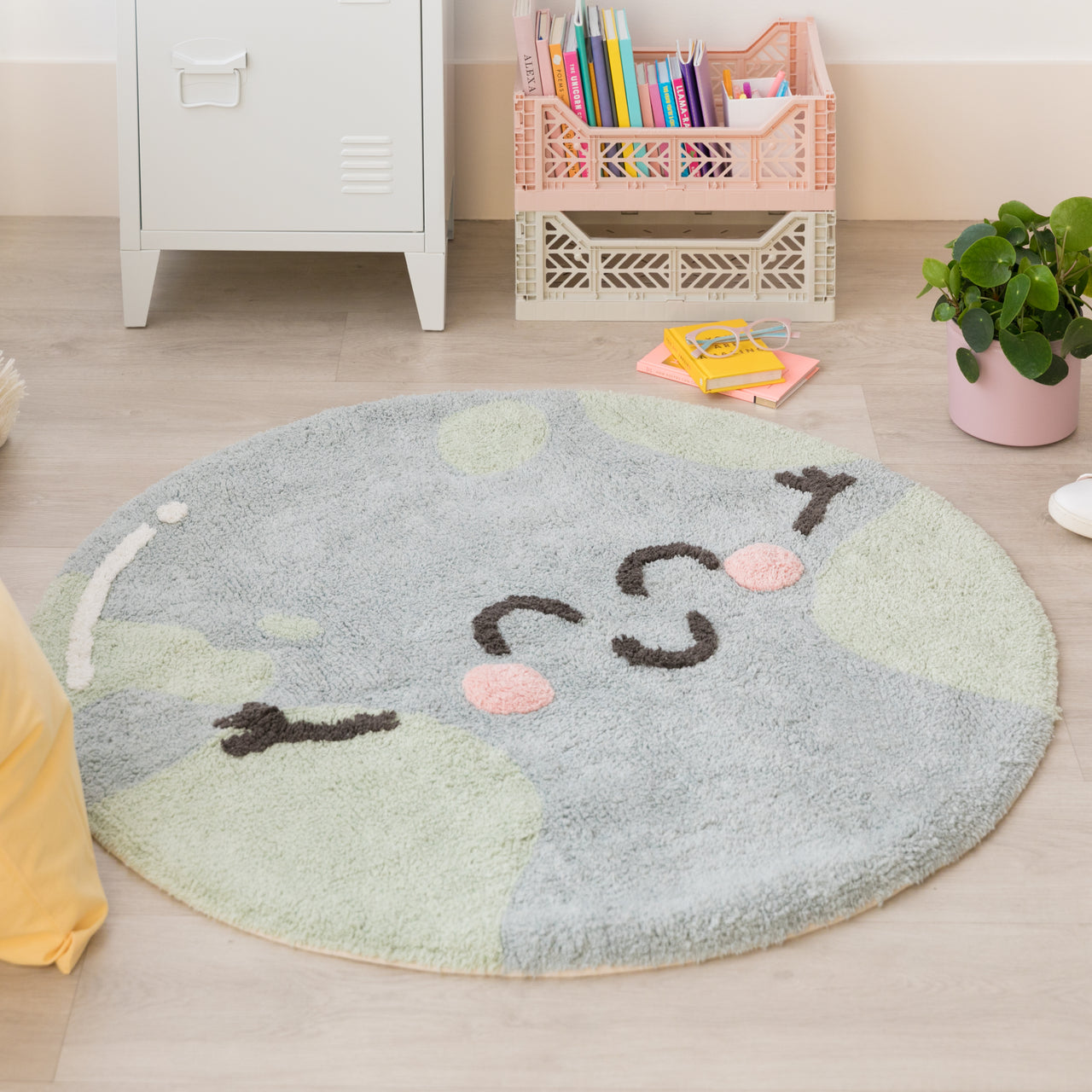 This friendly, smiling Earth rug from Lorena Canals is a cute reminder that we must take care of our planet and enviroment. With this beautiful Rug, you can decorate your children’s room with a modern and elegant style! 97% cotton, 3 % other fibres, round and machine-washable (conventional washing machine with 6 kg capacity), its design and neutral colours is a hit among the boys and girls.