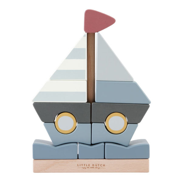 Let’s build a sailboat together! This stacker of 14 blocks is a real challenge. Place the pieces on the holder one by one and try to create a sailboat. Or make your own creation. Don’t forget to raise the flag when you’re finished! The sailboat stacker supports the hand-eye coordination but also makes a nice decorative item for the nursery.
