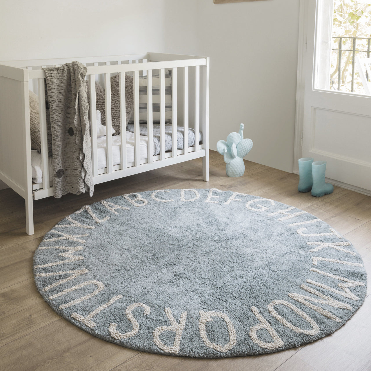 From A to Z… With the Round ABC collection from Lorena Canals, you can decorate your children’s room with a modern and elegant style! 100% cotton, round and machine-washable (conventional washing machine with 6 kg capacity), its design and neutral colour is a hit among boys and girls. 