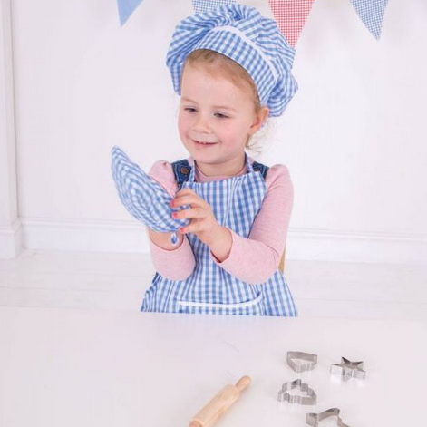 Help your little chefs look the part in this bright blue gingham chef set from Bigjigs. This gingham apron with matching hat and oven glove will encourage your youngster to get creative in the kitchen and food preparation. 