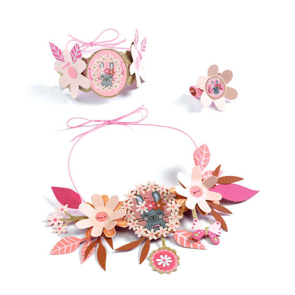 A creative kit to make 4 sets of paper jewellery in the style of old-fashioned medallions, which feature adorable portraits of little companions... Each jewellery set consists of a matching ring, bracelet and necklace. A simple activity inspired by the technique of threading real flowers.