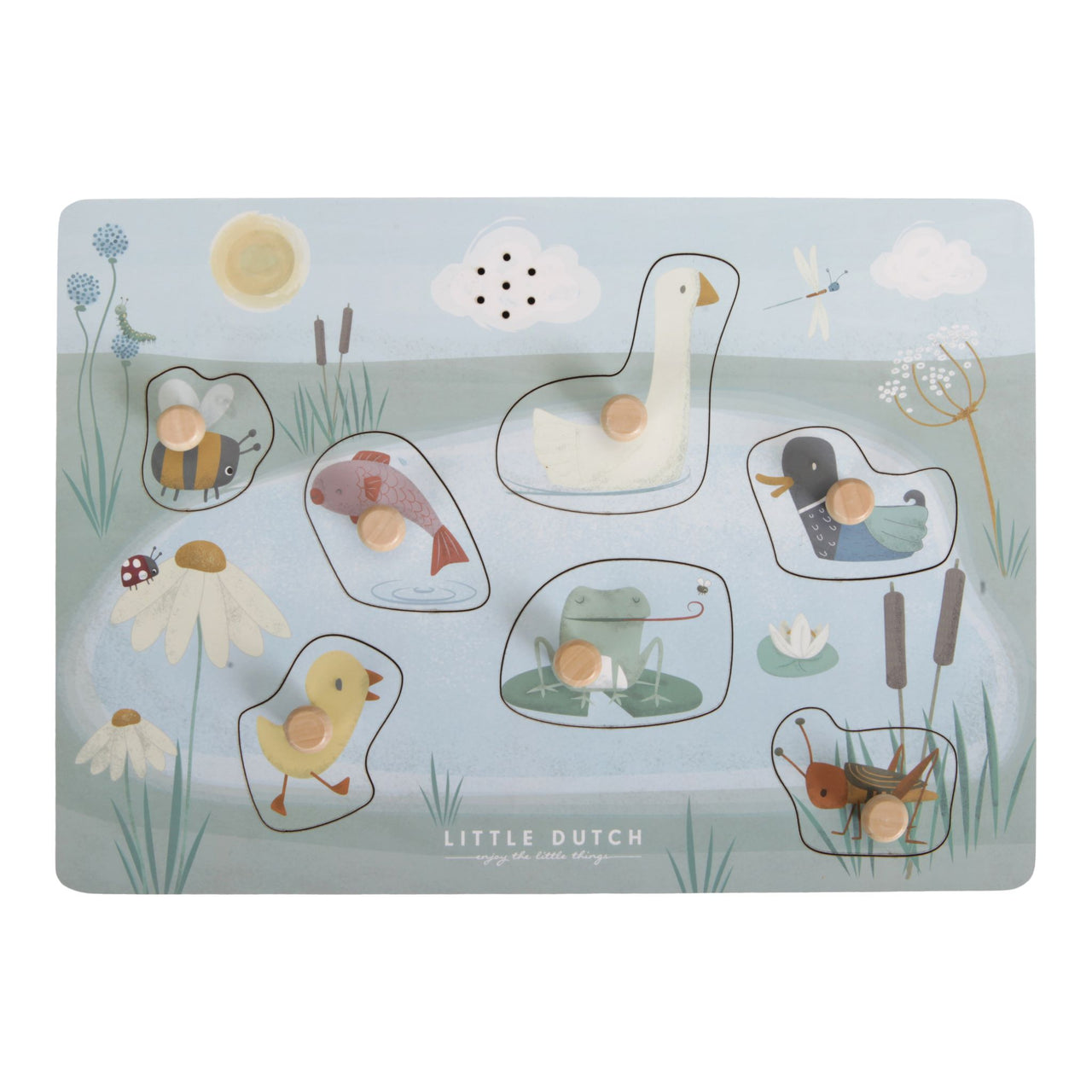 Meet Goose and his friends, recognize their shapes and learn their individual sounds with this lovely sound puzzle. Put the animal correctly in the puzzle board and listen to its splash, croak or buzz.Designed for your child to explore the living creatures around the pond in the countryside.This lovely puzzle with 7 animals and sounds stimulates coordination and vocabulary.