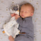 Night and day around the bay. Your little one will take this comforting cuddle cloth from playpen to cot. Printed with our Sailors Bay motif, it features an array of fun features for babies to explore. Think easy-to-grab knots, various labels that will stimulate the senses, and a cotton loop to easily attach a pacifier or teething ring. The super-soft seagull gives it a playful appearance. The cuddle cloth calms and helps a little one to fall asleep.