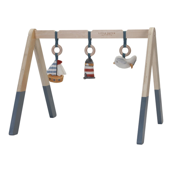 Lift those little arms! Curious babies are guaranteed to have a goodtime with this natural wooden baby gym. It features three different bay-themed activity toys that will do all the entertaining, including a cheery seagull, a little sailboat and a colourful lighthouse. Made for hours of enjoyment, it develops hand-eye coordination, enhances motor skills and stimulates the senses every time they grasp for one of the hangings.