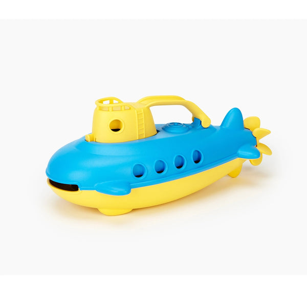 Take this Green Toys Submarine for a journey under the deep blue sea to help protect the planet! This sturdy fun watercraft features a spinning rear propeller, a flat bottom for added stability, and the classic handle and wide-mouth opening combination for plenty of scoop-and-pour fun. 