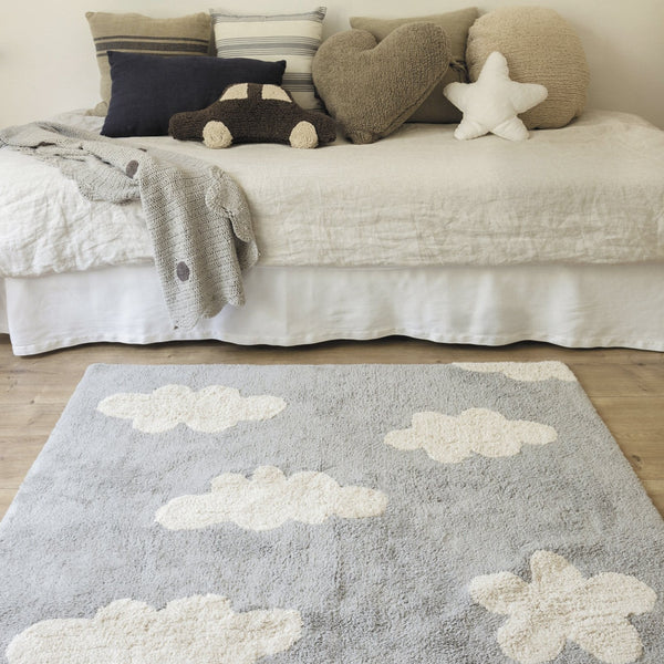 This rug from Lorena Canals will have you on cloud nine! 100% cotton, machine-washable (conventional washing machine with 6kg capacity), here is a modern take on a classic design that suits perfectly well any children's room, for both girls and boys, where these little white clouds fill the room with their brightness. 