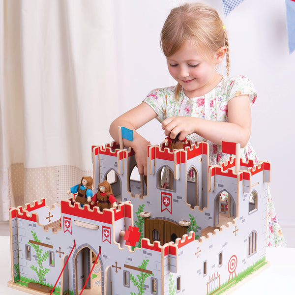 Home to King George, this exquisite wooden castle features a fully functioning drawbridge, balconies and working doors. Simply slot together the wooden pieces, and let the excitement begin. 