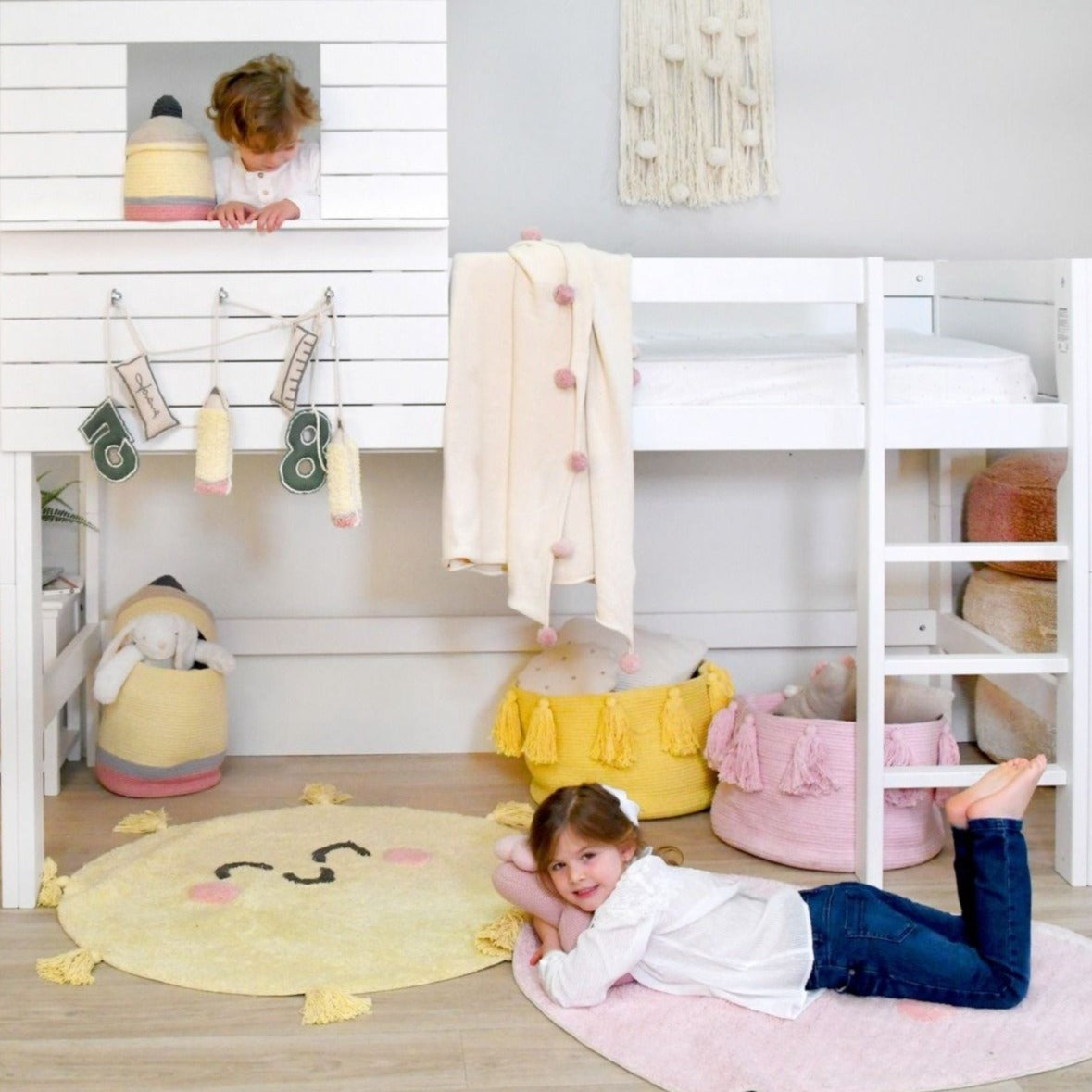 This smiling sunshine rug brings positive vibes to any kid’s room to wake up every morning in good spirits! With this beautiful rug from Lorena Canals, you can decorate your children’s room with a modern and elegant style! 97% cotton, 3% other fibres, round and machine-washable (conventional washing machine with 6kg capacity), its design and neutral colour is a hit among boys and girls.